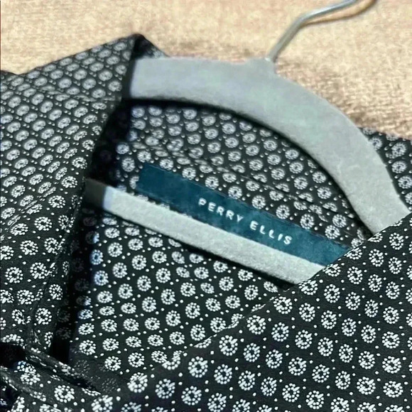 Perry Ellis Men’s Patterned Button Down Shirt - Picture 2 of 6